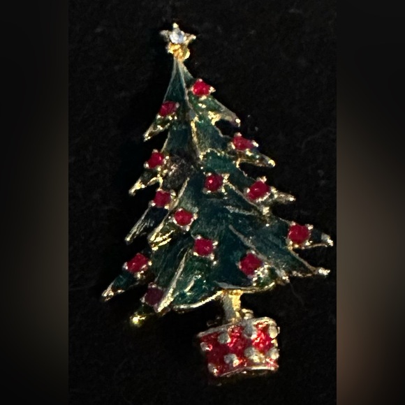 Jewelry - Beautiful vintage Christmas tree pin